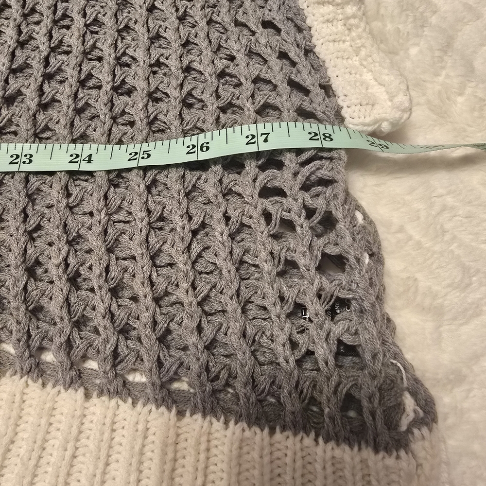POL Gray Open-Knit Scoop Pullover with White Trim and Black Daisy. Size S - Picture 4 of 8